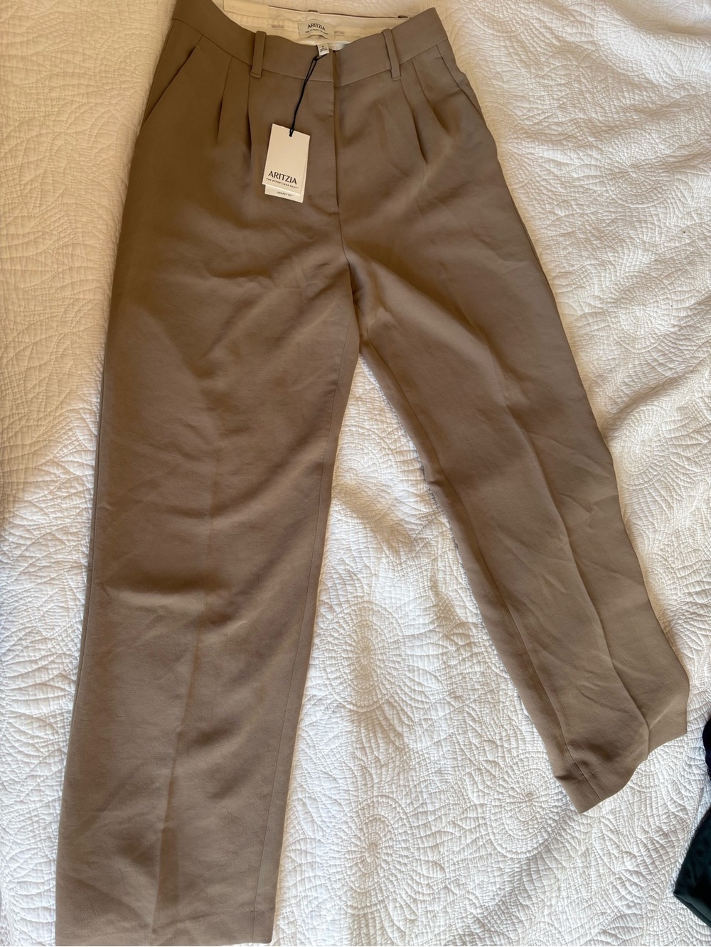 NWT Aritzia Crepette Effortless Pants